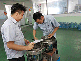 設(shè)計(jì)人員在指導(dǎo)裝配