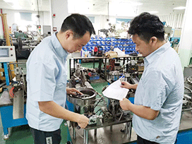 研發(fā)人員在指導(dǎo)裝配