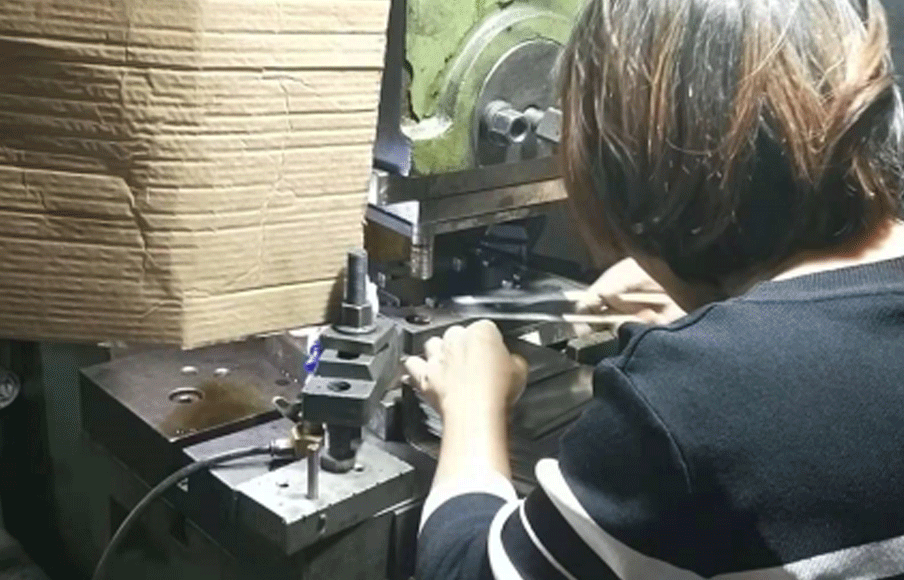 沖床全自動送料機---五金行業(yè)應(yīng)用案例