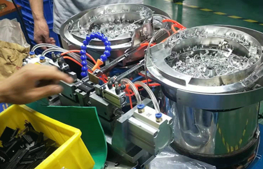 半自動鋁合金散熱器PIN裝配機機---五金裝配業(yè)行業(yè)應(yīng)用案例