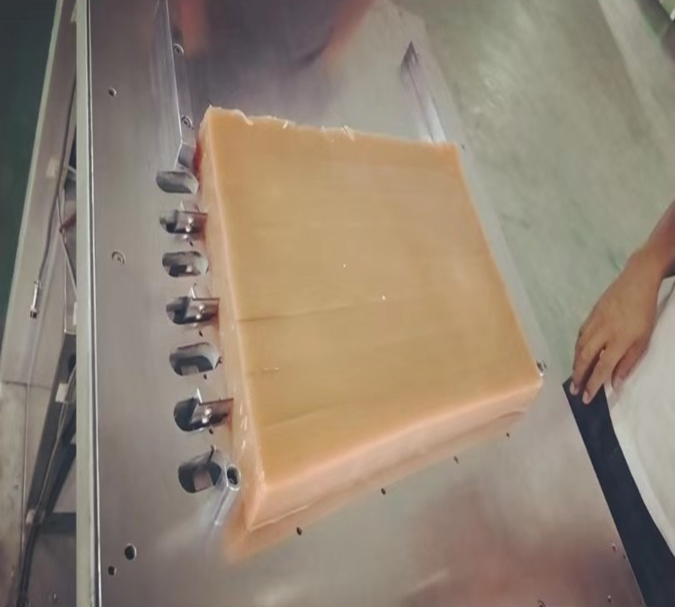 半自動(dòng)切糕機(jī)