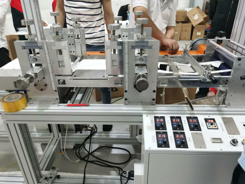KN95口罩內(nèi)置鼻梁條自動(dòng)打片機(jī)