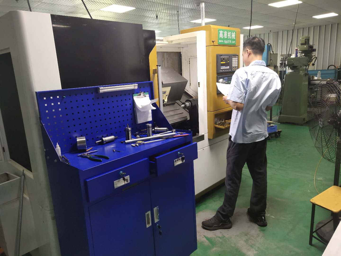 數(shù)控車(chē)床加工車(chē)間一角