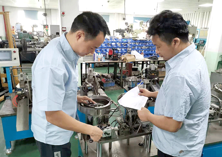 研發(fā)人員在指導(dǎo)裝配